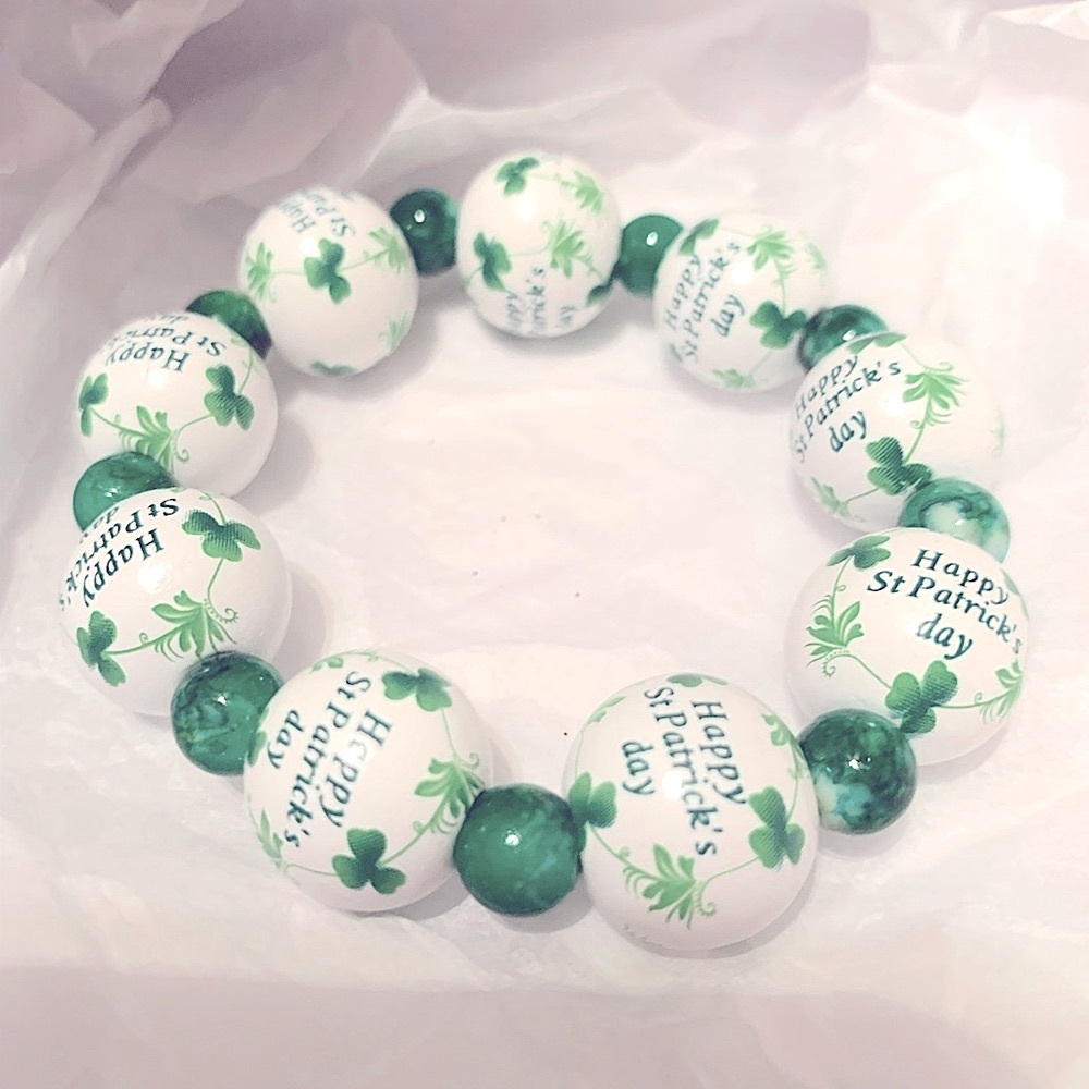 Clover Green and White Beaded Bracelet NEW stretchy St Pat’s Day Fashion Jewelry